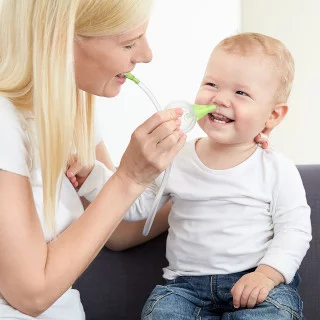 Anyuka kisfia orrát tisztítja Nosiboo Eco kézi orrszívó segítségével