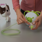Egy nő összerakja a Nosiboo Pro2 elektromos orrszívó alkatrészeit.
